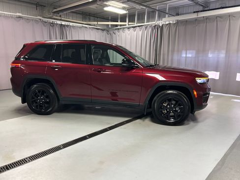 Used 2025 Jeep Grand Cherokee Altitude AWD/4WD image 8