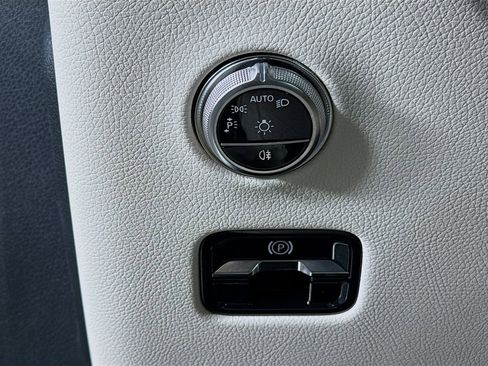 Used 2025 Mercedes-Benz GLC 300 4MATIC image 10