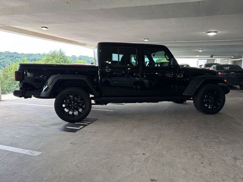Used 2024 Jeep Gladiator Sport AWD/4WD image 7