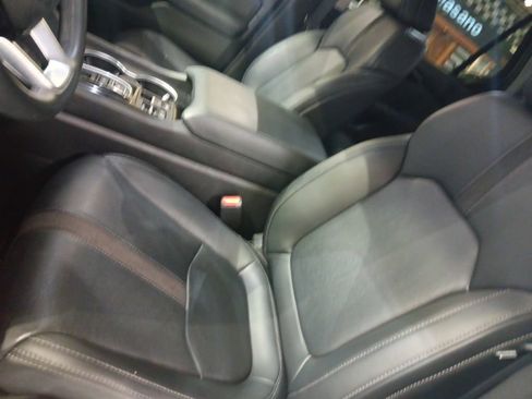 Used 2025 Honda Pilot Touring image 6
