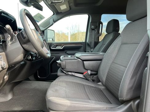 Used 2025 Chevrolet Silverado 2500 LT w/ Convenience Package image 4