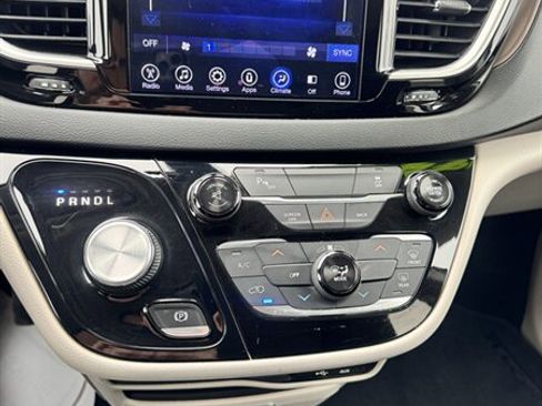 Used 2017 Chrysler Pacifica Touring w/ Tire & Wheel Group image 13