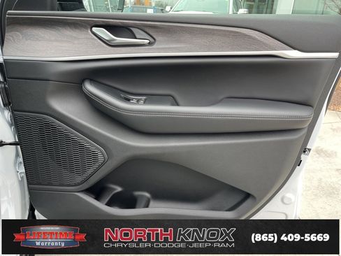 New 2025 Jeep Grand Cherokee L Limited image 31