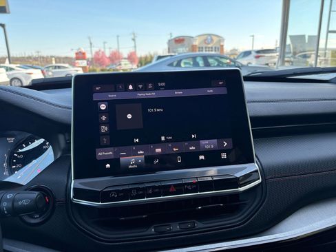 Used 2025 Jeep Compass Trailhawk image 20