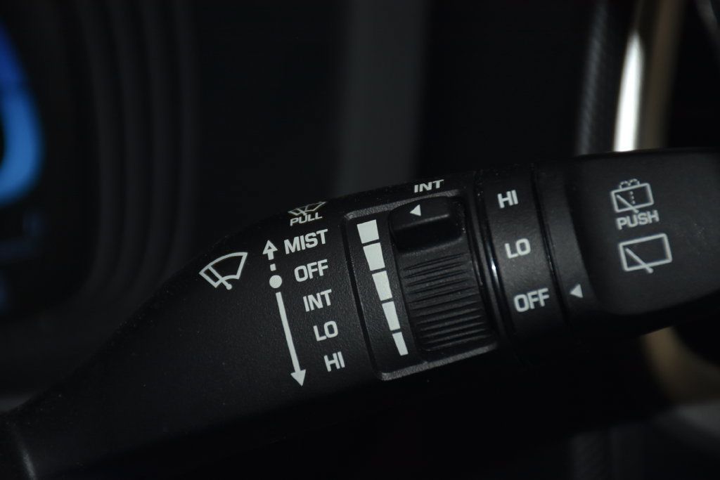 Certified 2025 Hyundai Venue SEL FWD image 20