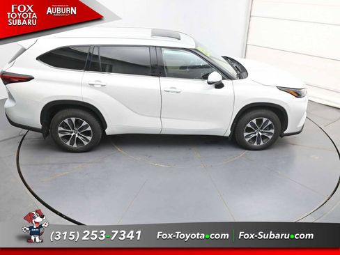 Used 2022 Toyota Highlander XLE AWD/4WD image 26