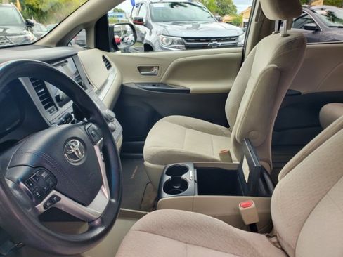 Used 2016 Toyota Sienna LE image 9
