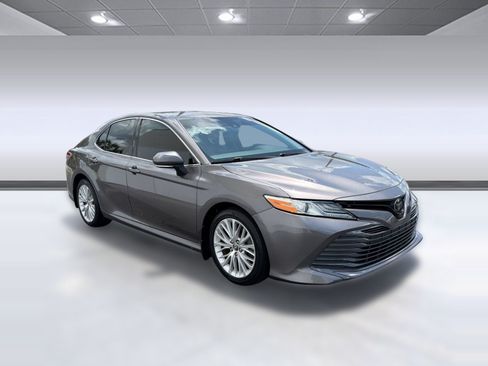 Used 2020 Toyota Camry XLE FWD image 7
