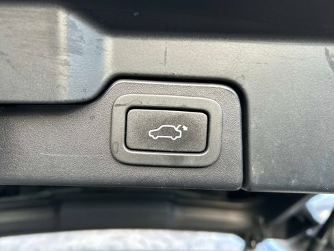 Used 2017 Land Rover Range Rover Evoque SE image 14