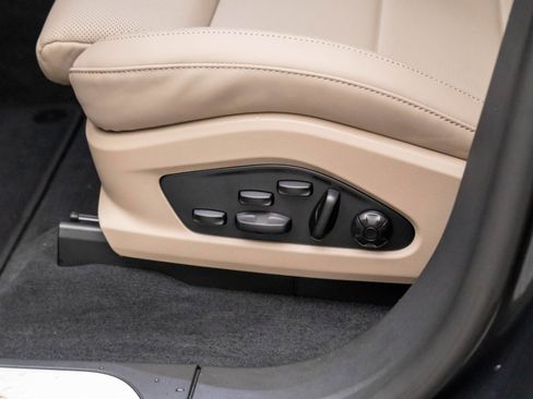 Certified 2025 Porsche Macan 4 Electric image 16