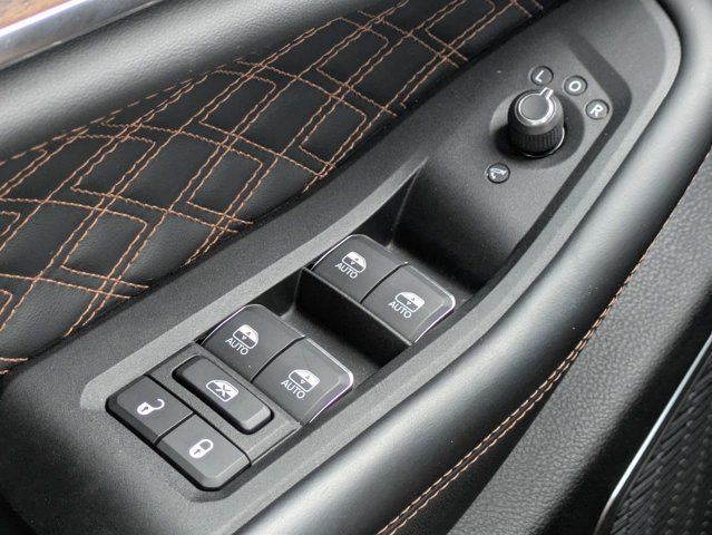 Certified 2025 Jeep Grand Cherokee Summit w/ Obsidian Package AWD/4WD image 25