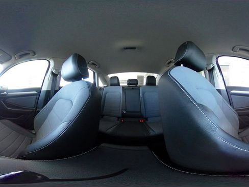 Used 2025 Volkswagen Jetta SE image 41