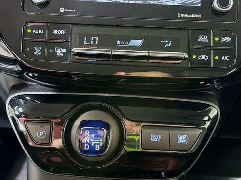 Certified 2022 Toyota Prius FWD image 8