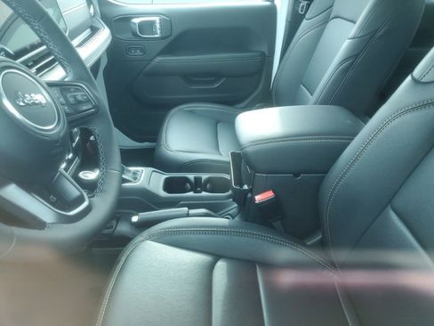 Used 2025 Jeep Gladiator Sport AWD/4WD image 6