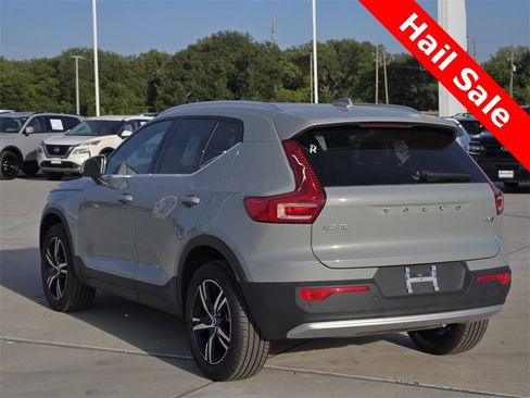 Used 2024 Volvo XC40 B5 Core image 5