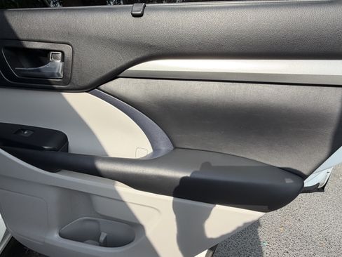 Used 2018 Toyota Highlander XLE FWD image 39
