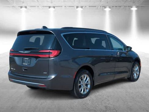 Used 2022 Chrysler Pacifica Touring-L AWD/4WD image 8