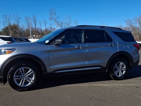 Used 2023 Ford Explorer XLT image 4