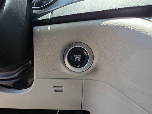 Used 2023 Chrysler Pacifica Touring-L FWD image 29