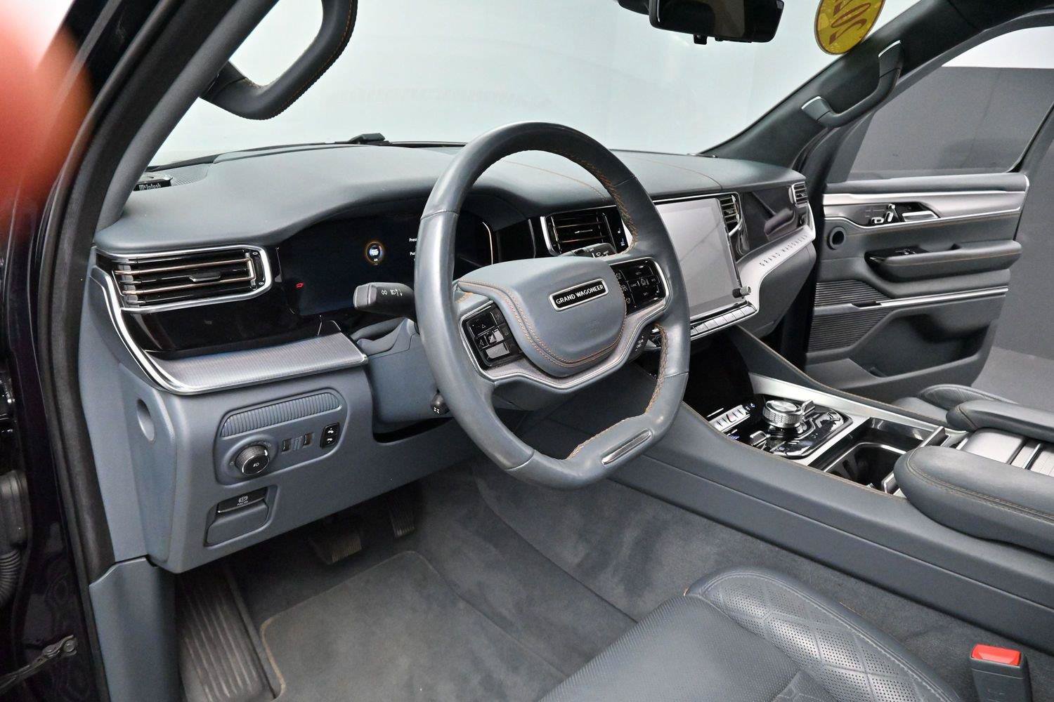 Used 2022 Jeep Grand Wagoneer Series III w/ HD Trailer Tow Package AWD/4WD image 17