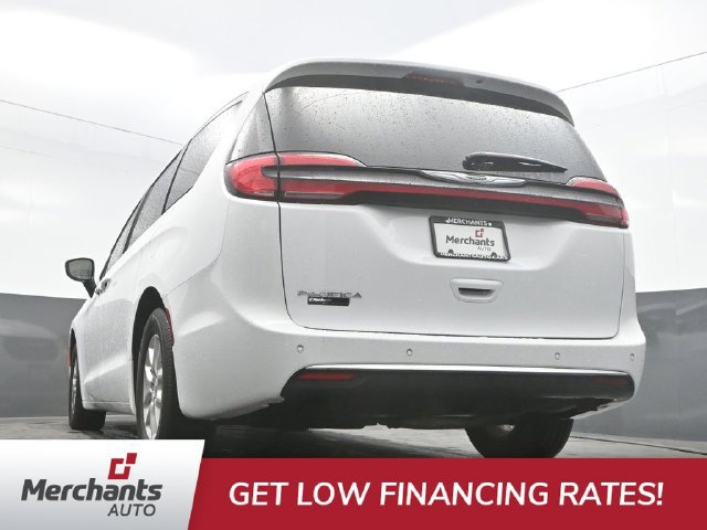 Used 2024 Chrysler Pacifica Touring-L FWD image 36