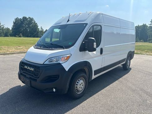 Used 2024 RAM ProMaster 2500 w/ Convenience Group FWD image 3