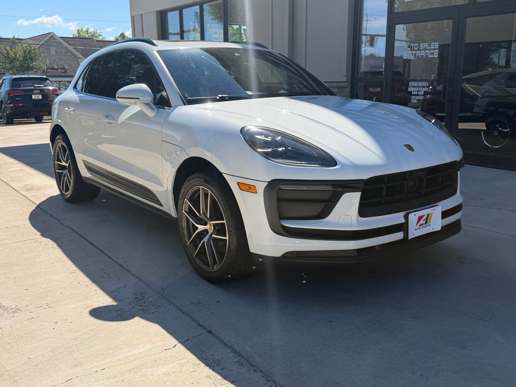 Used 2023 Porsche Macan AWD/4WD image 3