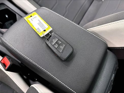 Used 2025 Volkswagen Taos SE w/ Panoramic Sunroof Package AWD/4WD image 38