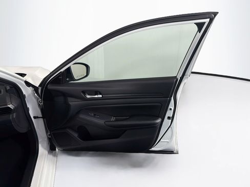 Used 2025 Nissan Altima 2.5 SV FWD image 32
