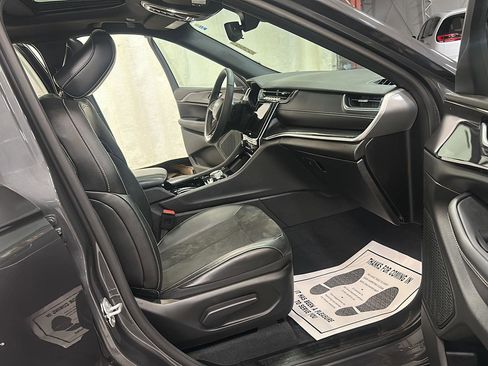 Used 2023 Jeep Grand Cherokee Altitude image 28