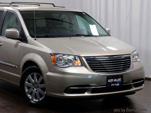 Used 2015 Chrysler Town & Country Touring FWD image 2