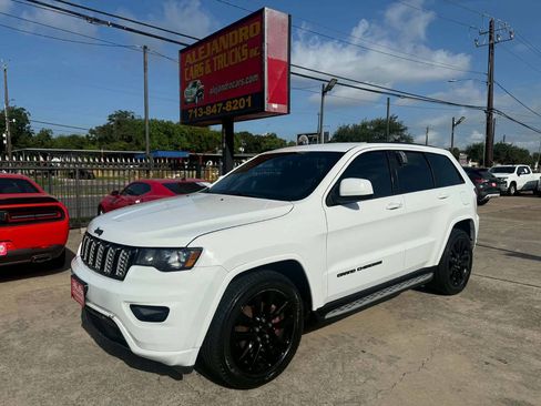 Used 2017 Jeep Grand Cherokee Altitude RWD image 1