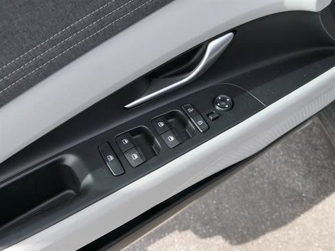 New 2025 Hyundai Elantra Limited image 13