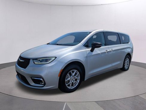 Used 2024 Chrysler Pacifica Touring-L FWD image 1