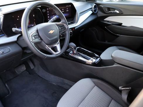 Used 2025 Chevrolet Trax LT w/ LT Convenience Package image 3