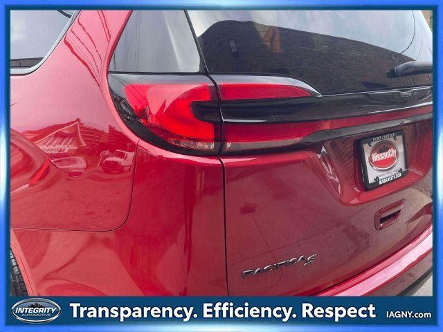 Used 2025 Chrysler Pacifica Limited FWD image 11