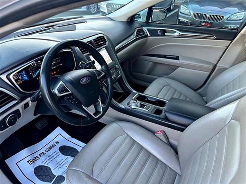 Used 2017 Ford Fusion SE w/ Fusion SE Technology Package image 22