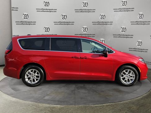 Used 2024 Chrysler Pacifica Touring-L image 6