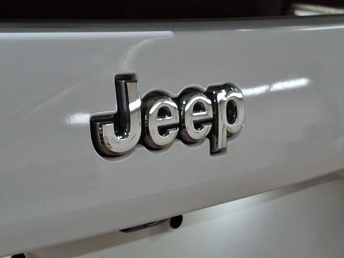 Used 2019 Jeep Cherokee Latitude Plus w/ Comfort/Convenience Group image 27