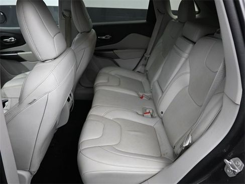 Used 2019 Jeep Cherokee Limited image 27