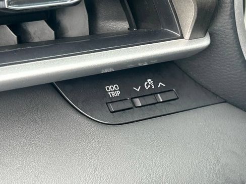 Used 2021 Toyota Highlander XLE AWD/4WD image 24
