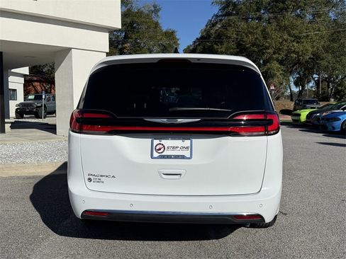 Used 2025 Chrysler Pacifica Select image 6