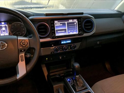 Used 2022 Toyota Tacoma SR5 w/ Technology Package image 7