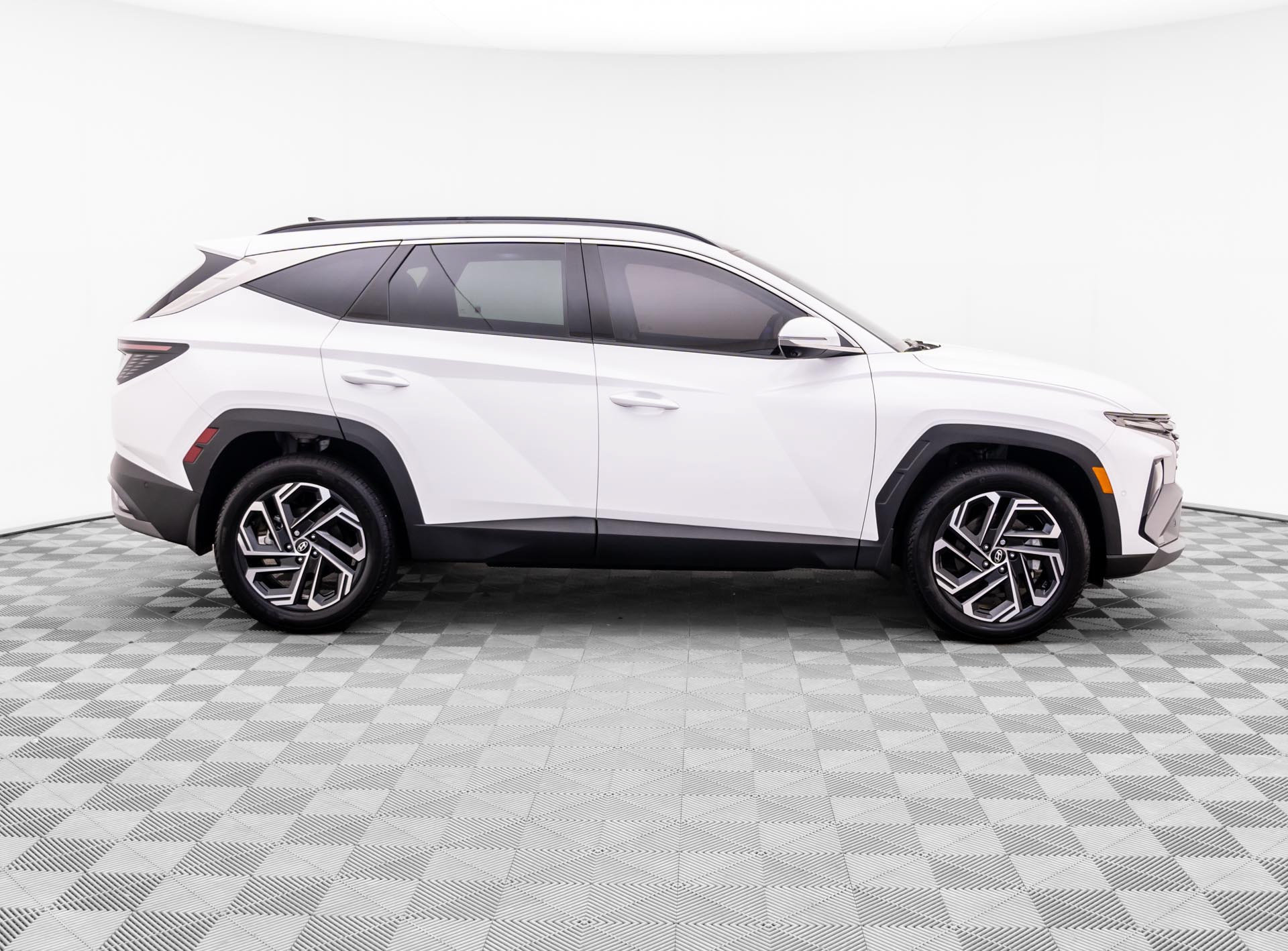 Used 2025 Hyundai Tucson Limited AWD/4WD image 8