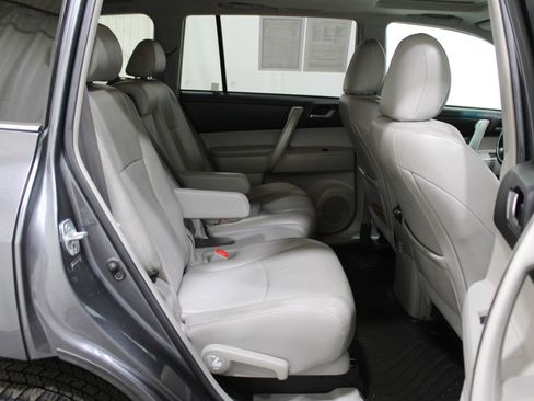 Used 2012 Toyota Highlander SE image 28