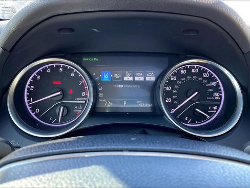 Used 2018 Toyota Camry XLE image 19