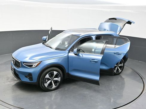 Used 2025 Volvo XC40 B5 Plus image 33