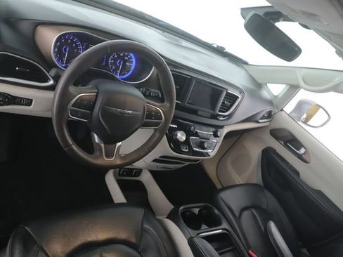 Used 2019 Chrysler Pacifica Touring-L FWD image 17