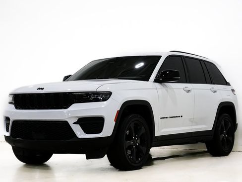 Used 2024 Jeep Grand Cherokee Altitude AWD/4WD image 3