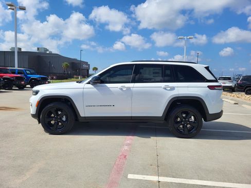 New 2025 Jeep Grand Cherokee Limited w/ Luxury Tech Group II image 2